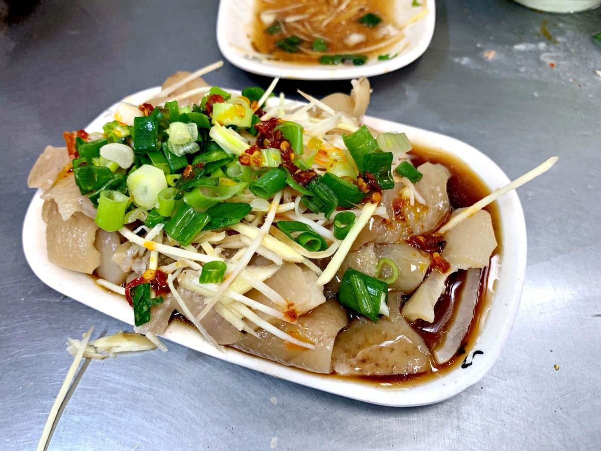 三重美食 郭媽媽小吃店 鐵皮屋裡的美味米粉湯 黑白切小菜 巷仔內吃貨帶路吃好料