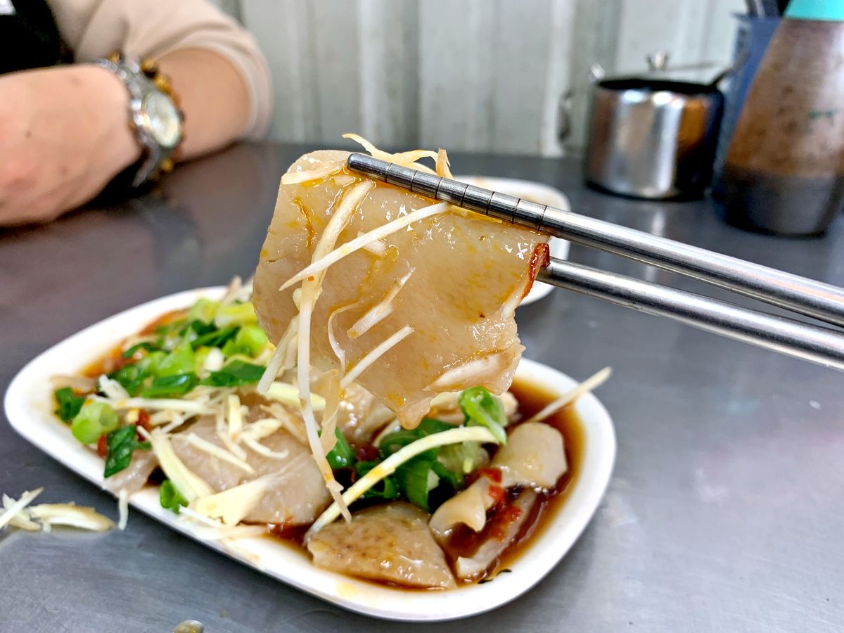 三重美食 郭媽媽小吃店 鐵皮屋裡的美味米粉湯 黑白切小菜 巷仔內吃貨帶路吃好料