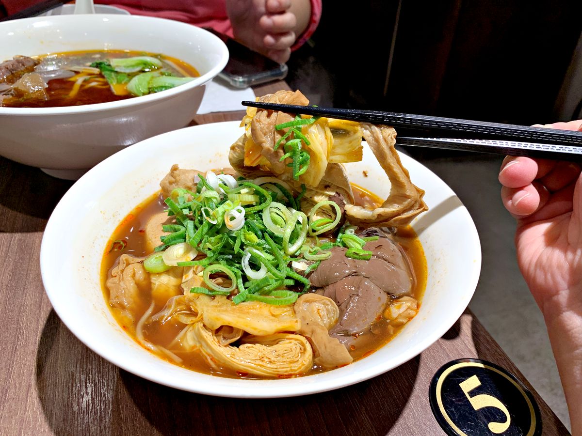麻膳堂新店裕隆城店 15年質感台味 推薦必點麻辣牛肉麵與滷到噴汁的腸旺臭豆腐 新店裕隆城美食 - 第3張圖 麻膳堂新店裕隆城店 15年質感台味 推薦必點麻辣牛肉麵與滷到噴汁的腸旺臭豆腐 新店裕隆城美食