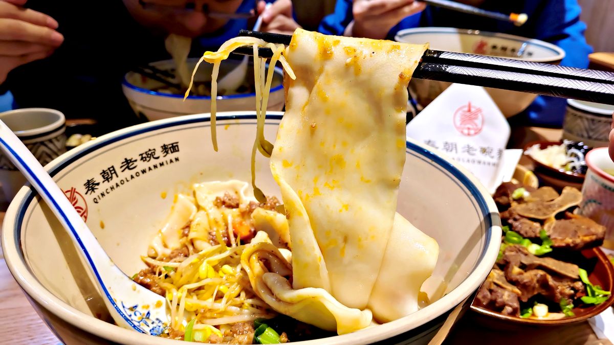 中和美食 秦朝老碗麵的麵條寬到像皮帶一樣超豪邁 醬大骨肉質軟爛入味大口吃 還有飲料無限暢飲喝到爽