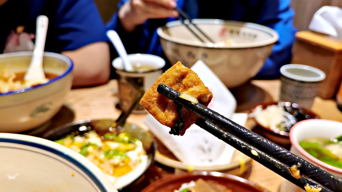 中和美食 秦朝老碗麵的麵條寬到像皮帶一樣超豪邁 醬大骨肉質軟爛入味大口吃 還有飲料無限暢飲喝到爽