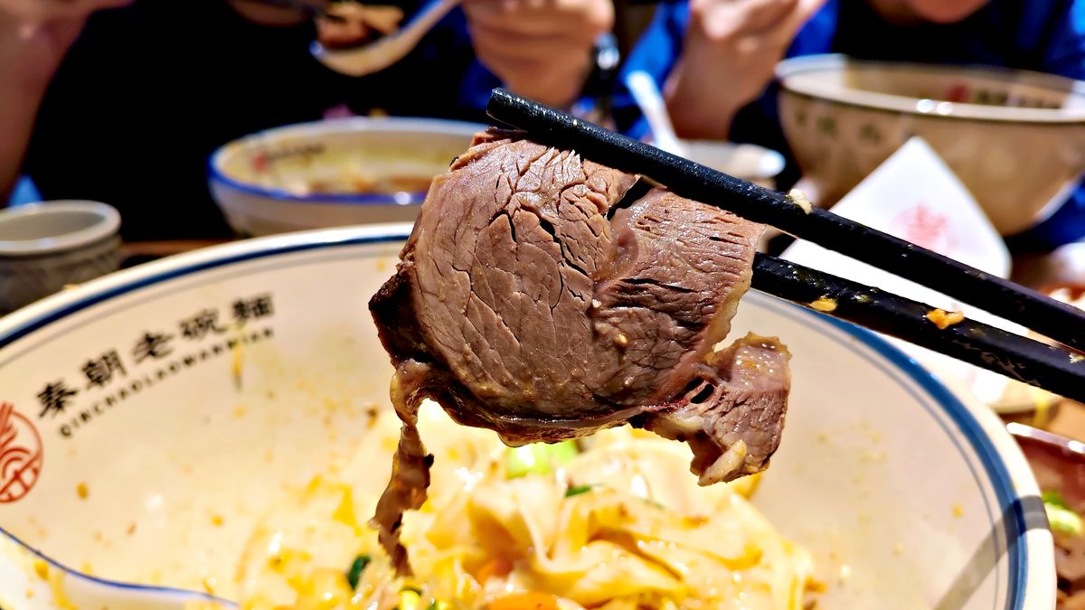 中和美食 秦朝老碗麵的麵條寬到像皮帶一樣超豪邁 醬大骨肉質軟爛入味大口吃 還有飲料無限暢飲喝到爽