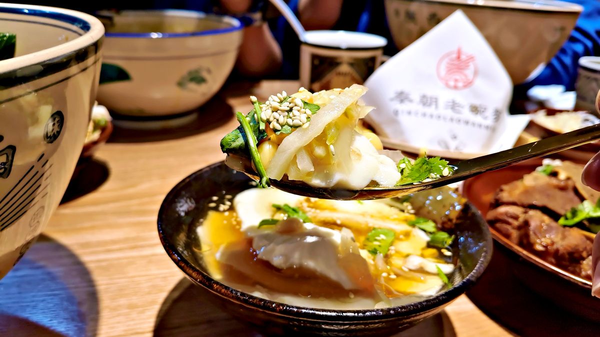 中和美食 秦朝老碗麵的麵條寬到像皮帶一樣超豪邁 醬大骨肉質軟爛入味大口吃 還有飲料無限暢飲喝到爽