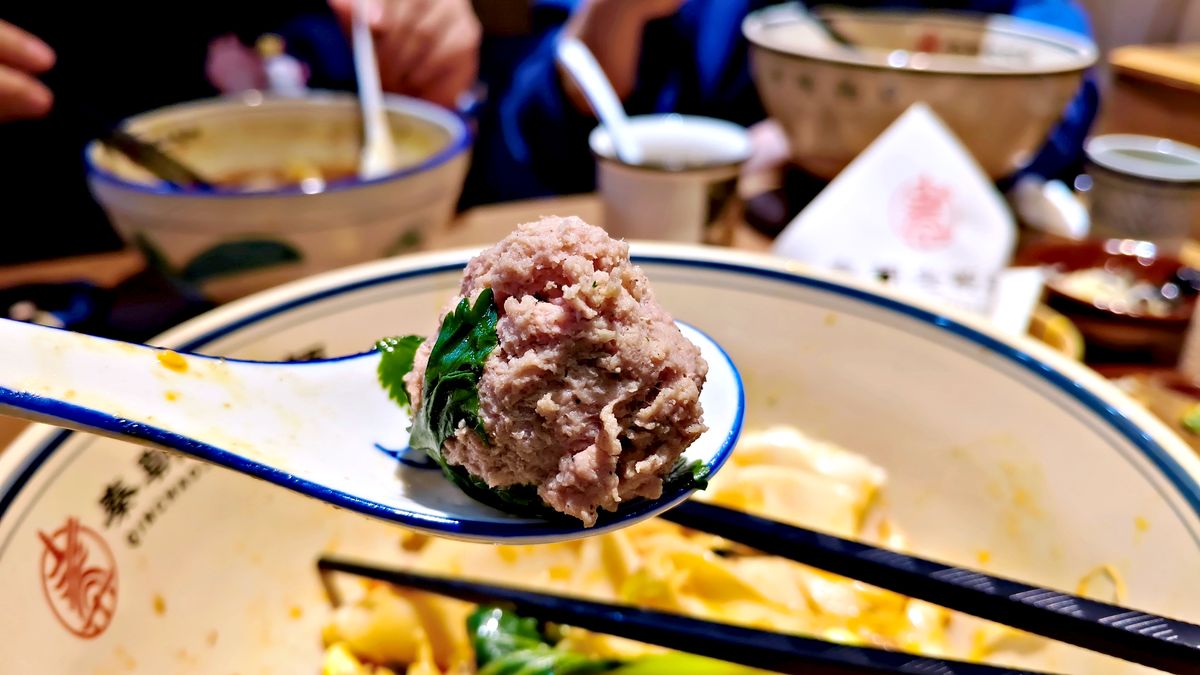 中和美食 秦朝老碗麵的麵條寬到像皮帶一樣超豪邁 醬大骨肉質軟爛入味大口吃 還有飲料無限暢飲喝到爽