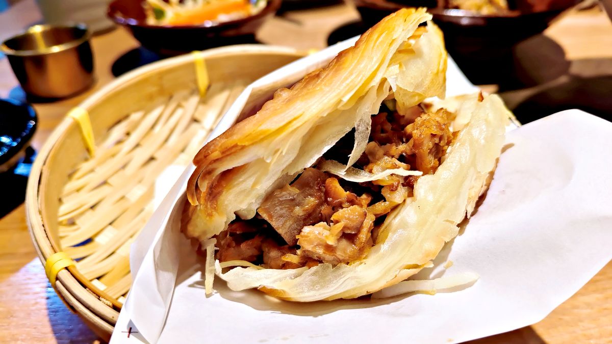 中和美食 秦朝老碗麵的麵條寬到像皮帶一樣超豪邁 醬大骨肉質軟爛入味大口吃 還有飲料無限暢飲喝到爽
