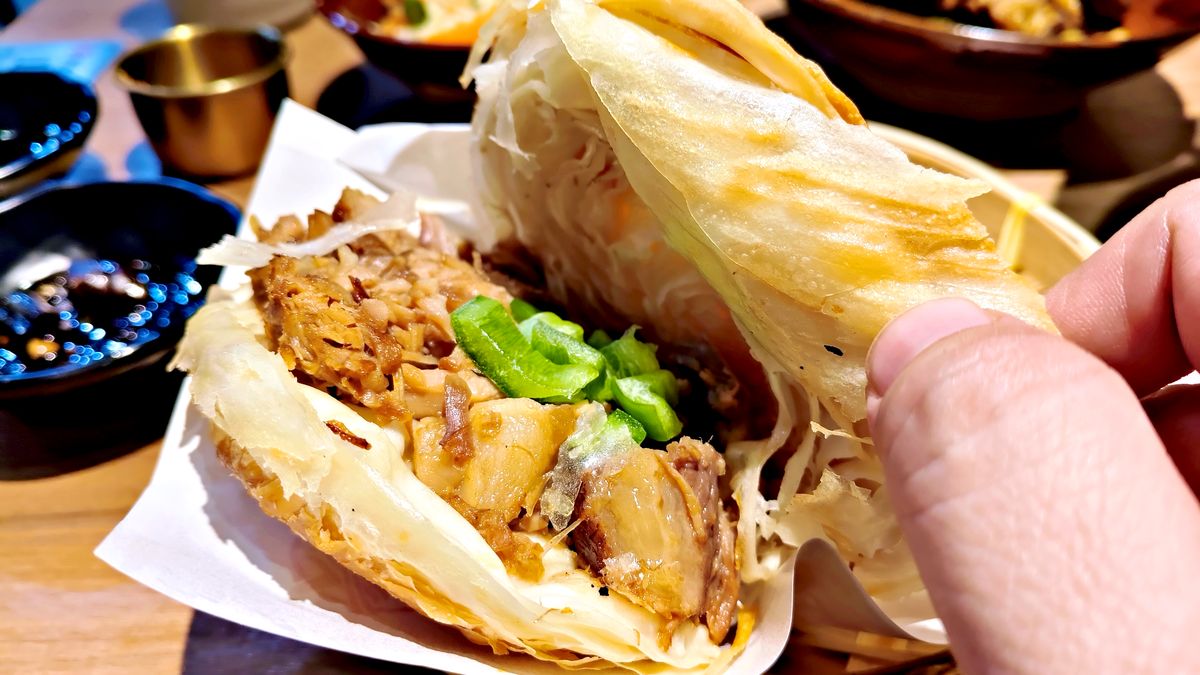 中和美食 秦朝老碗麵的麵條寬到像皮帶一樣超豪邁 醬大骨肉質軟爛入味大口吃 還有飲料無限暢飲喝到爽