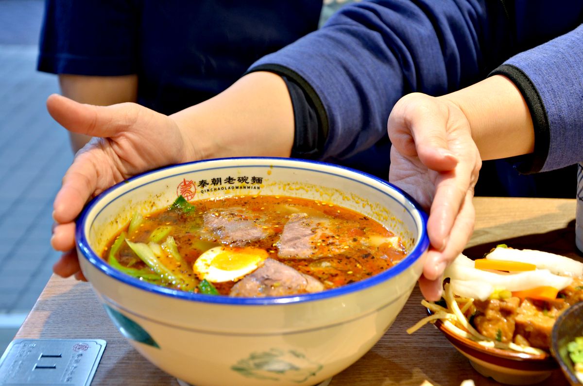 中和美食 秦朝老碗麵的麵條寬到像皮帶一樣超豪邁 醬大骨肉質軟爛入味大口吃 還有飲料無限暢飲喝到爽