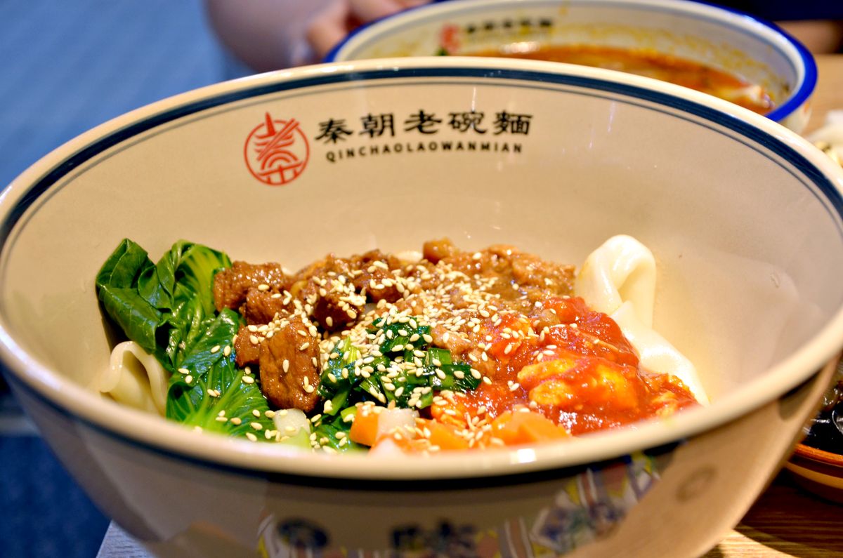 中和美食 秦朝老碗麵的麵條寬到像皮帶一樣超豪邁 醬大骨肉質軟爛入味大口吃 還有飲料無限暢飲喝到爽