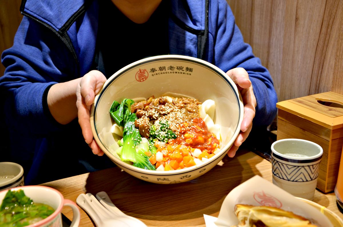 中和美食 秦朝老碗麵的麵條寬到像皮帶一樣超豪邁 醬大骨肉質軟爛入味大口吃 還有飲料無限暢飲喝到爽
