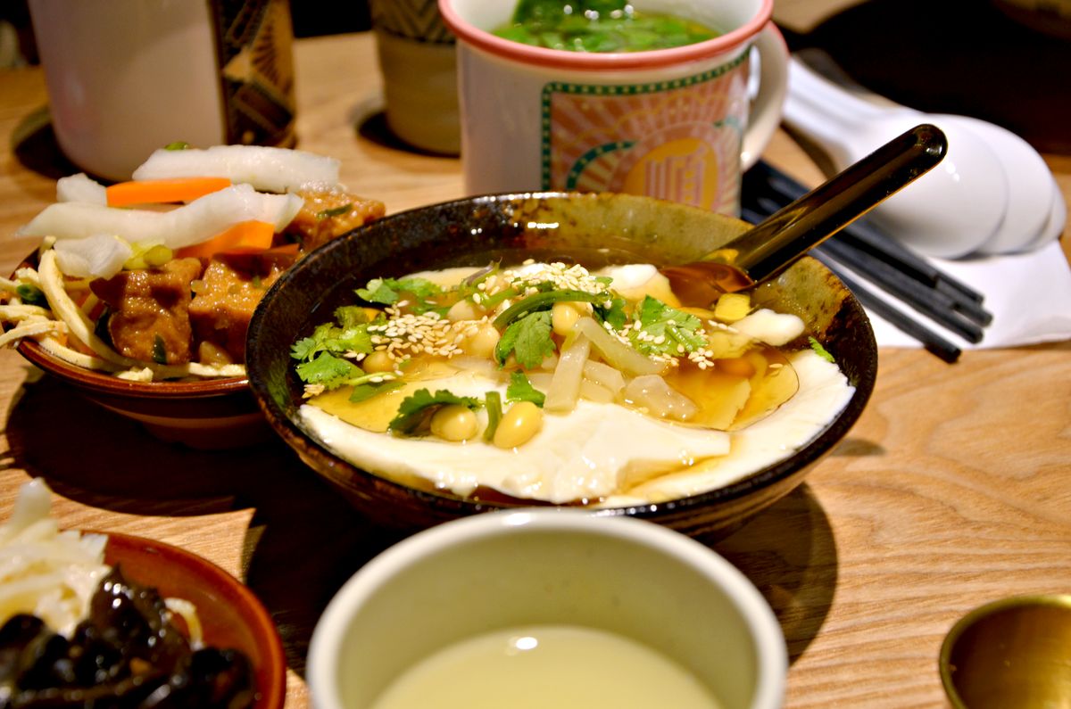 中和美食 秦朝老碗麵的麵條寬到像皮帶一樣超豪邁 醬大骨肉質軟爛入味大口吃 還有飲料無限暢飲喝到爽