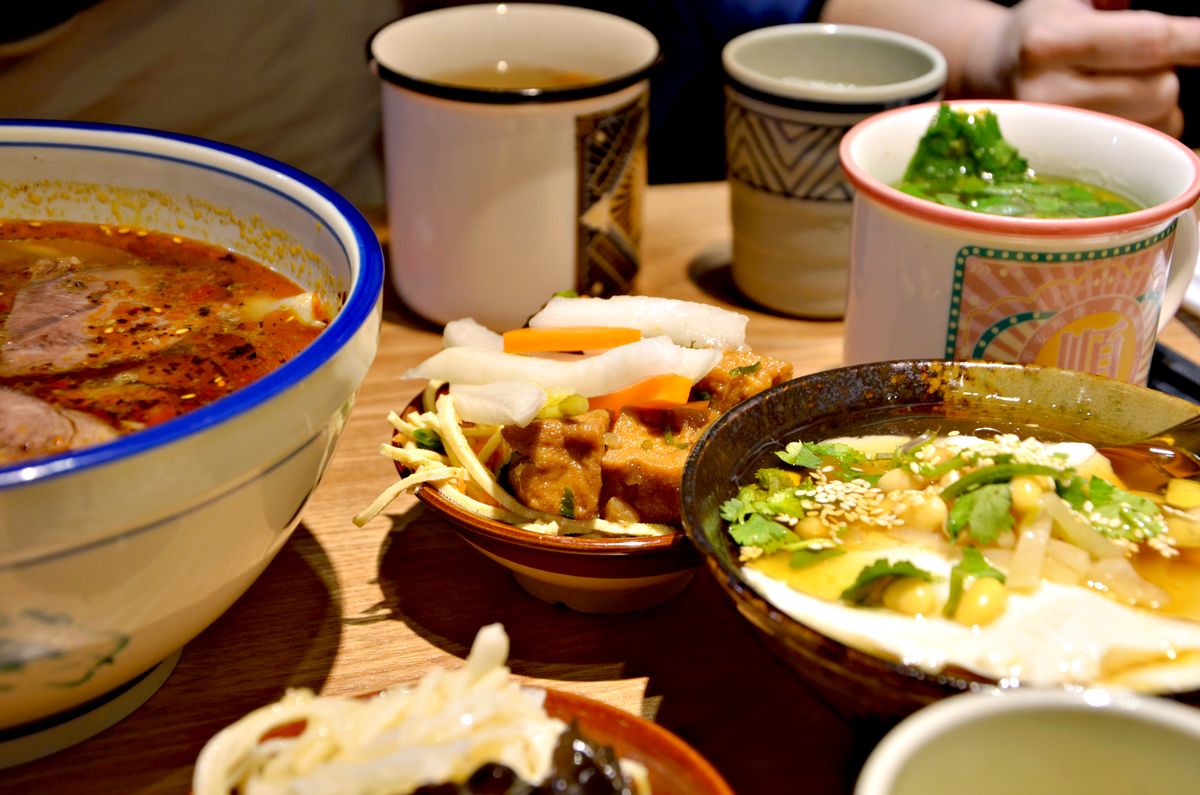 中和美食 秦朝老碗麵的麵條寬到像皮帶一樣超豪邁 醬大骨肉質軟爛入味大口吃 還有飲料無限暢飲喝到爽