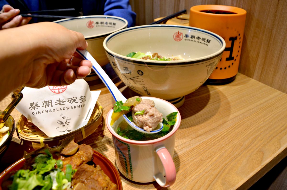 中和美食 秦朝老碗麵的麵條寬到像皮帶一樣超豪邁 醬大骨肉質軟爛入味大口吃 還有飲料無限暢飲喝到爽