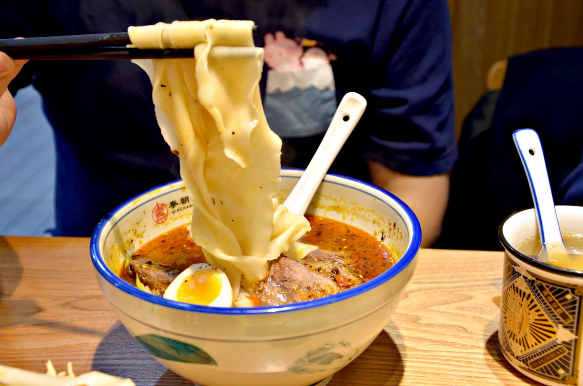 中和美食 秦朝老碗麵的麵條寬到像皮帶一樣超豪邁 醬大骨肉質軟爛入味大口吃 還有飲料無限暢飲喝到爽