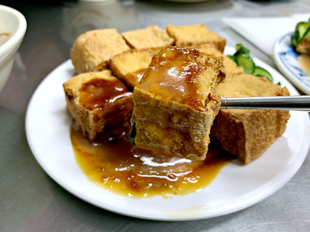 台北迪化街美食 永樂雞捲大王 紮實雞捲與香菇肉粥的經典組合 大稻埕的台北老味道