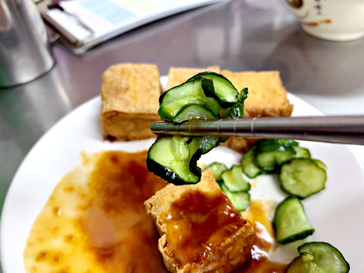台北迪化街美食 永樂雞捲大王 紮實雞捲與香菇肉粥的經典組合 大稻埕的台北老味道