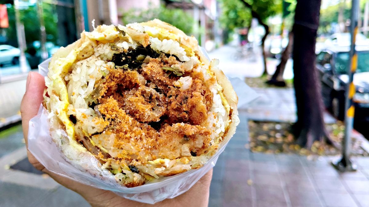 台北早餐推薦 上順興香Q飯糰 隱藏在基隆路的澱粉炸彈!二合一蔥油餅包飯糰,吃半個飽到下午 - 第5張圖 上順興香Q飯團-二合一蔥油餅飯糰剖面油條Q米飯層次-台北信義區飯糰推薦