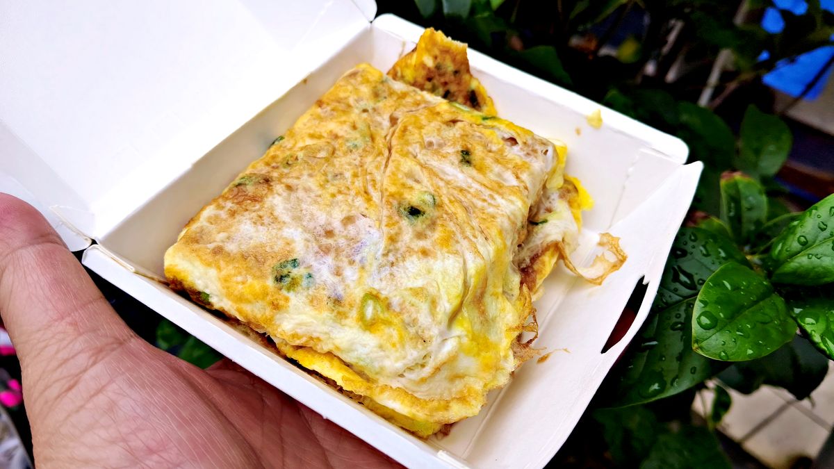 台北早餐推薦 上順興香Q飯糰 隱藏在基隆路的澱粉炸彈!二合一蔥油餅包飯糰,吃半個飽到下午 - 第10張圖 上順興香Q飯團-蔥花蛋蘿蔔糕煎至金黃特寫-台北基隆路台式早餐銅板美食