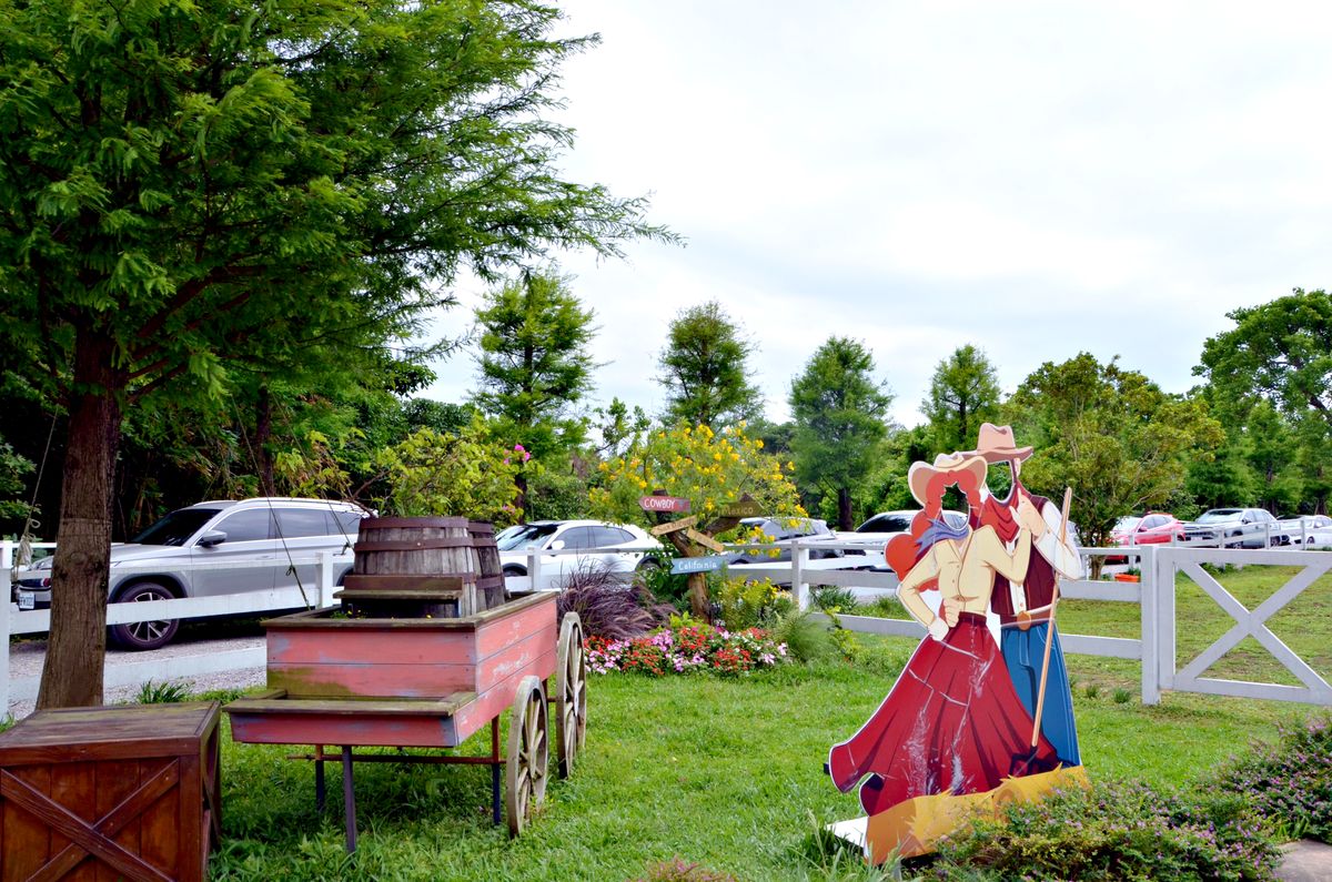 北海岸寵物友善餐廳推薦 三芝牛仔莊園1700坪美式西部牧場,毛孩與迷你馬近距離對望的新奇體驗 - 第27張圖 牛仔莊園-自駕抵達三芝園區停車場景-三芝一日遊自駕交通建議