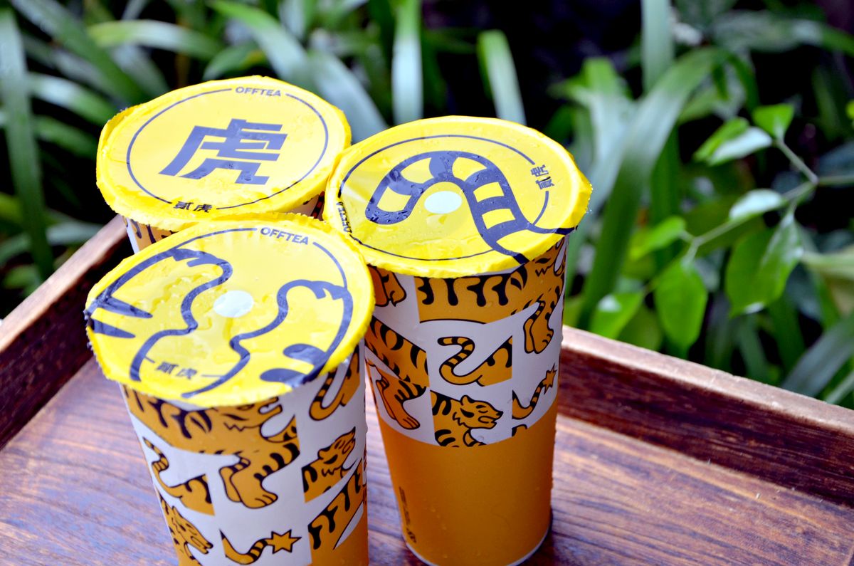 南京復興下午茶推薦 貳虎 OFFTEA 聯名肥豬的攤,紅糟豆乳雞與燕麥去骨雞排,吃貨必備的療癒選擇 - 第13張圖 貳虎OFFTEA慶城店-萬粒紅柚烏龍手搖飲特寫-南京復興下午茶飲品