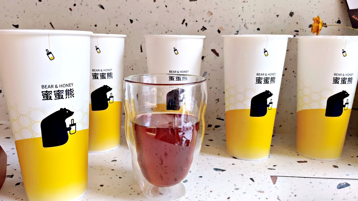 新店手搖飲推薦 蜜蜜熊 Bear & Honey 在地茶葉與100%龍眼蜜的純粹清爽風味