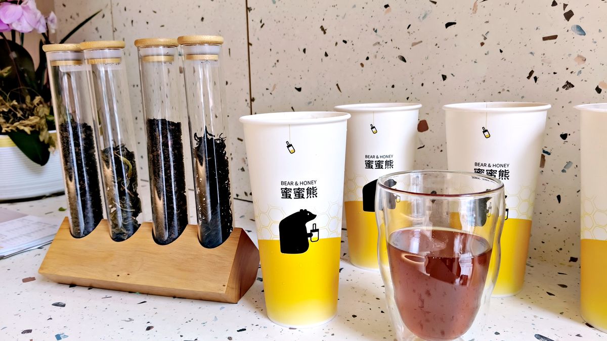 新店手搖飲推薦 蜜蜜熊 Bear & Honey 在地茶葉與100%龍眼蜜的純粹清爽風味