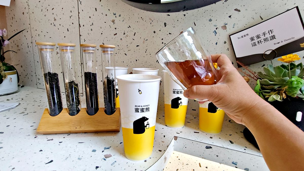 新店手搖飲推薦 蜜蜜熊 Bear & Honey 在地茶葉與100%龍眼蜜的純粹清爽風味