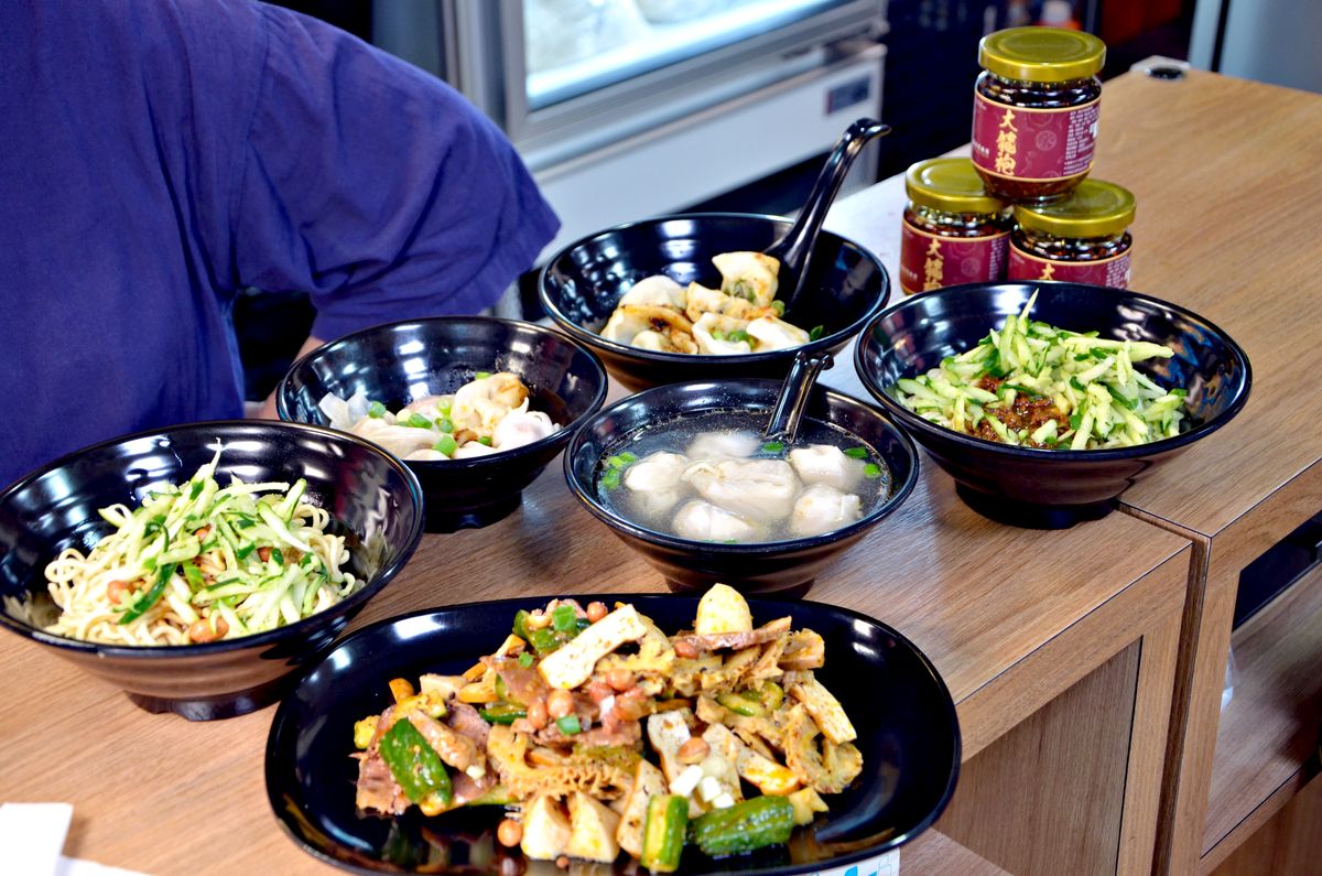 台北東區忠孝敦化美食 大龍袍食坊 隱藏版川味麵食與麻香冷滷超涮嘴 - 第1張圖 台北東區忠孝敦化美食 大龍袍食坊 隱藏版川味麵食與麻香冷滷超涮嘴