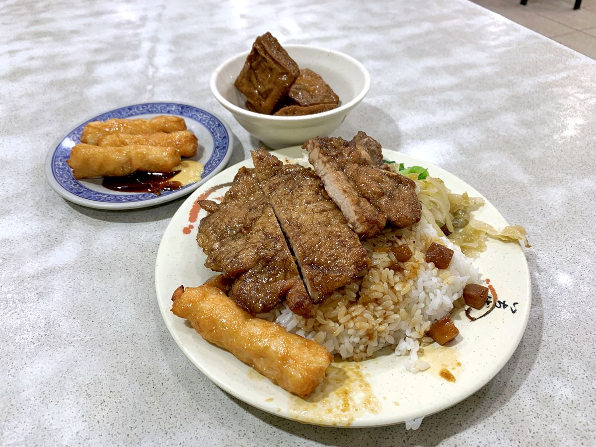 濱江市場美食推薦 金仙魚丸店總店 滿滿膠質魯肉飯與好吃炸排骨,中山區便當人氣老店 - 第2張圖 濱江市場美食推薦 金仙魚丸店總店 滿滿膠質魯肉飯與好吃炸排骨,中山區便當人氣老店