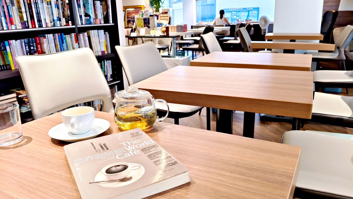 師大不限時深夜咖啡廳 就諦書屋CaféJiudi 每個座位都有插座的筆電友善空間 - 第10張圖 師大不限時深夜咖啡廳 就諦書屋CaféJiudi 每個座位都有插座的筆電友善空間