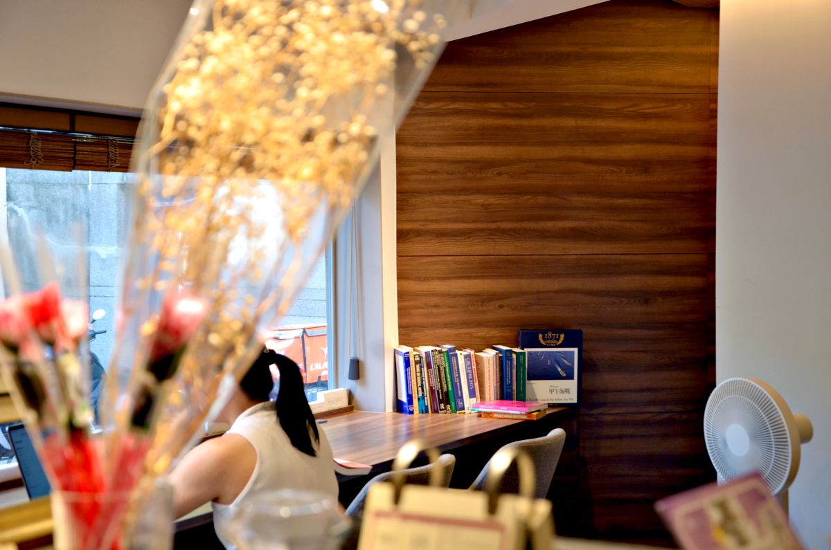 師大不限時深夜咖啡廳 就諦書屋CaféJiudi 每個座位都有插座的筆電友善空間 - 第9張圖 師大不限時深夜咖啡廳 就諦書屋CaféJiudi 每個座位都有插座的筆電友善空間