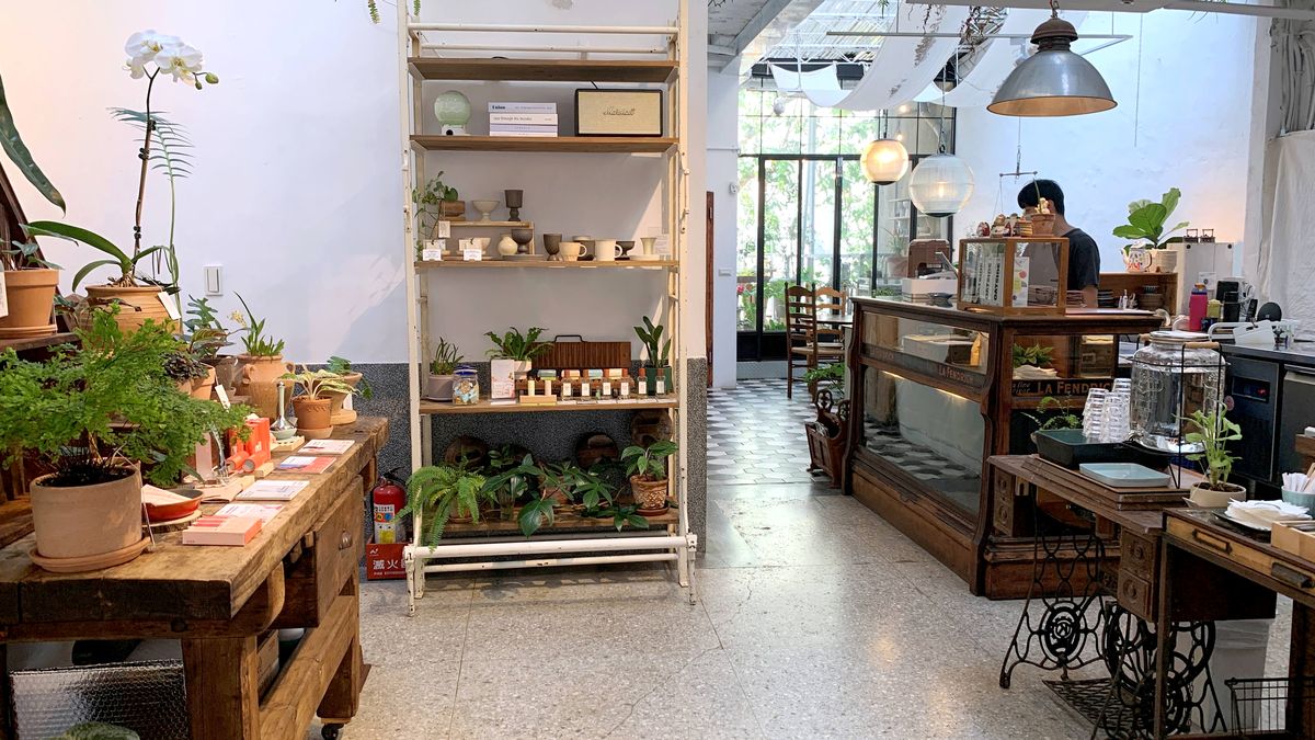延吉街隱藏版老屋咖啡 綠咖生活概念店 大片落地窗景與復古單人小桌的城市秘境 - 第3張圖 延吉街隱藏版老屋咖啡 綠咖生活概念店 大片落地窗景與復古單人小桌的城市秘境
