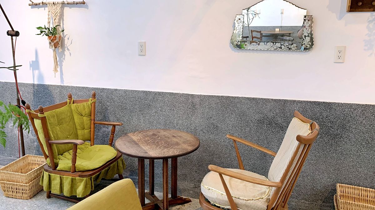 延吉街隱藏版老屋咖啡 綠咖生活概念店 大片落地窗景與復古單人小桌的城市秘境 - 第12張圖 延吉街隱藏版老屋咖啡 綠咖生活概念店 大片落地窗景與復古單人小桌的城市秘境