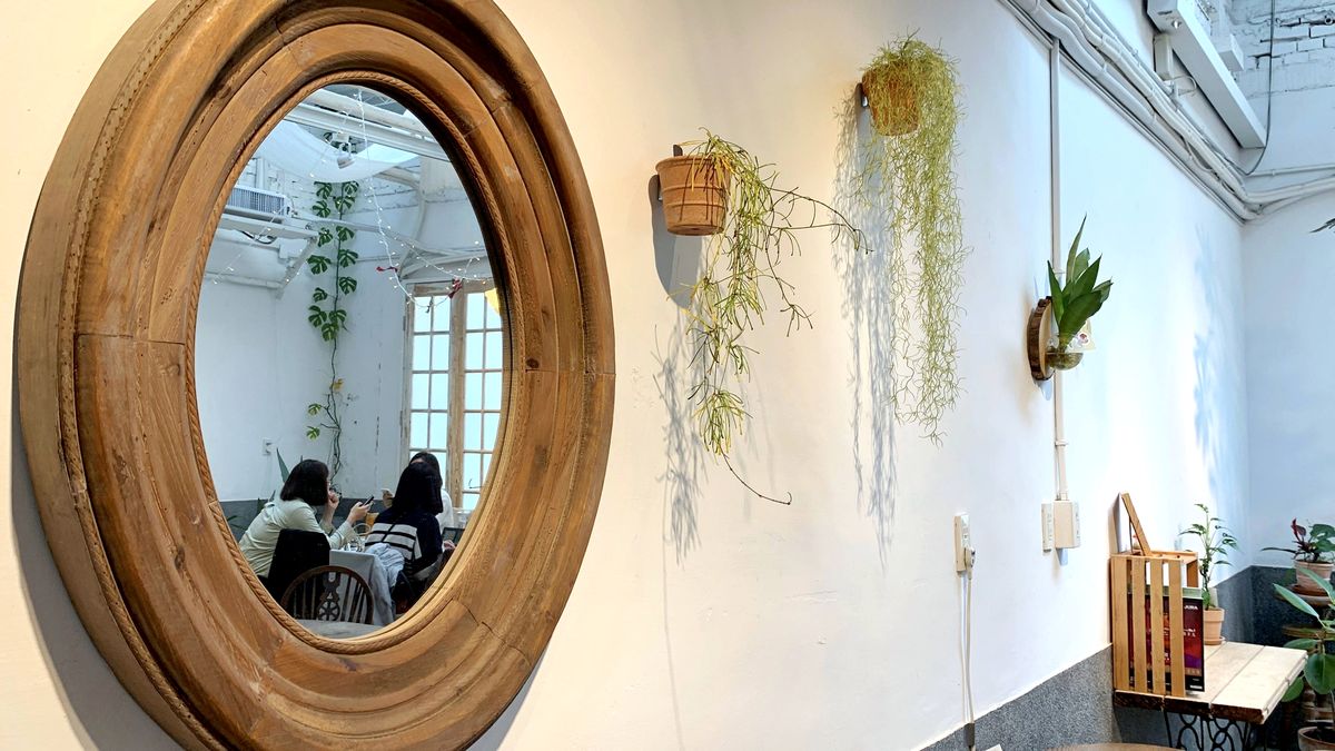 延吉街隱藏版老屋咖啡 綠咖生活概念店 大片落地窗景與復古單人小桌的城市秘境 - 第13張圖 延吉街隱藏版老屋咖啡 綠咖生活概念店 大片落地窗景與復古單人小桌的城市秘境