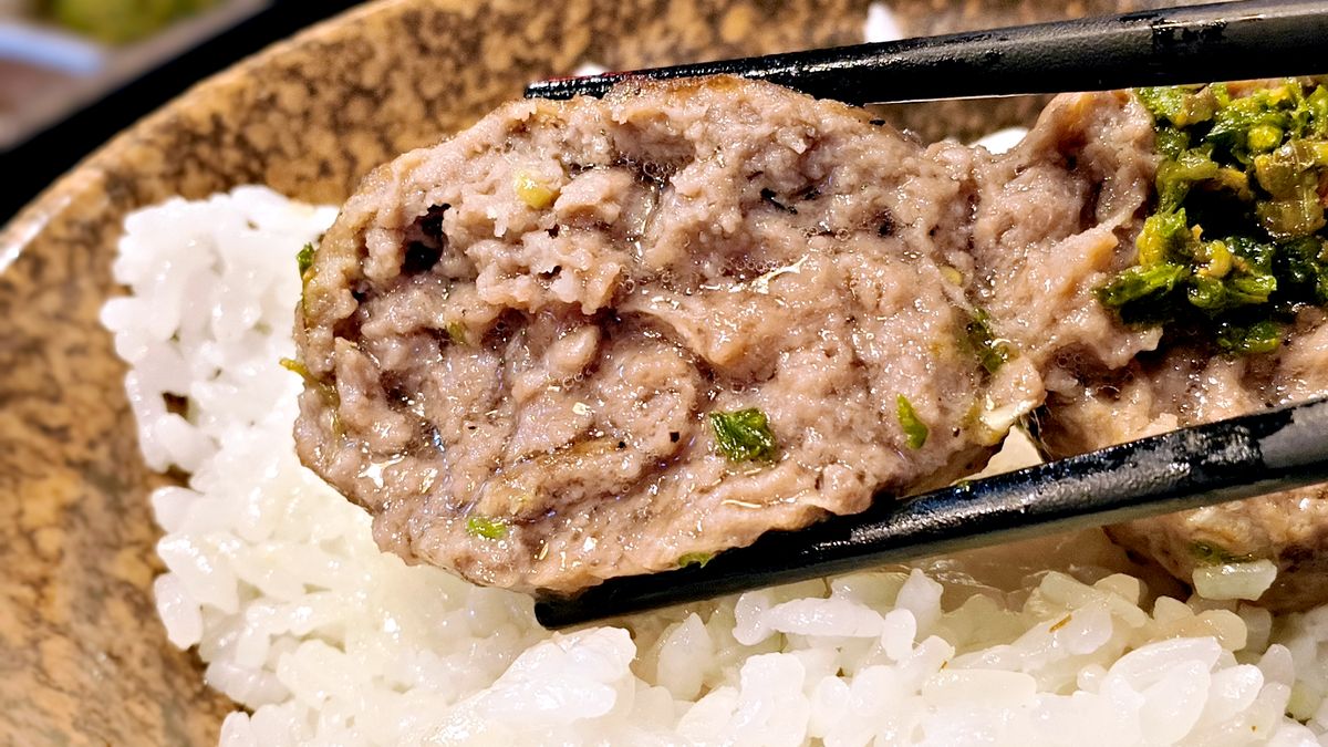 陸奧挽肉屋-師傅將剛烤好熱騰騰漢堡排送到烤網上-桃園青埔美食