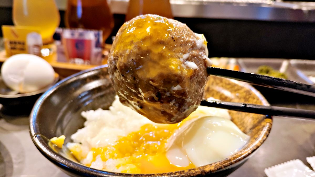 陸奧挽肉屋-濃郁溫泉蛋黃流出拌越光米飯-桃園青埔美食