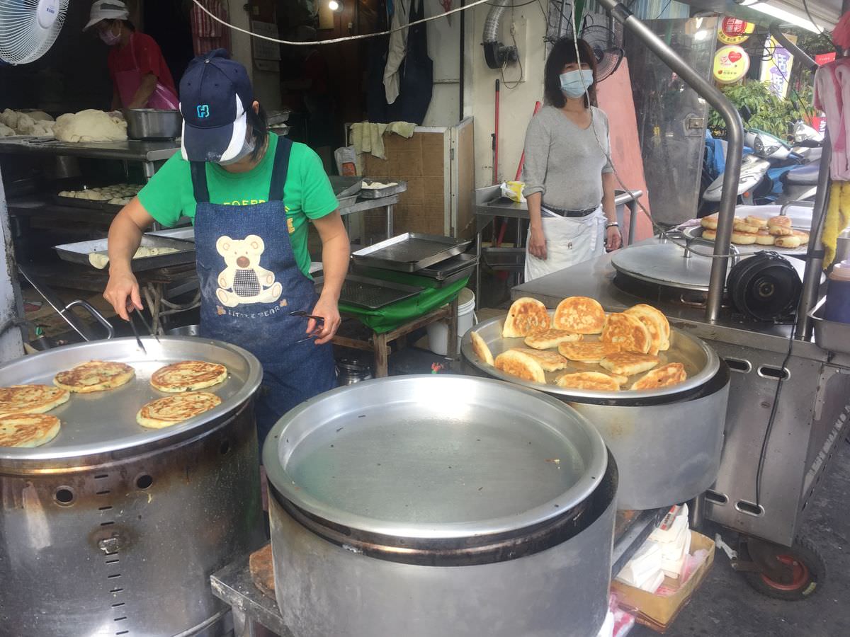 新北永和區。永安蔥油餅 || 智光黃昏市場內的人氣排隊蔥油餅 - 第1張圖