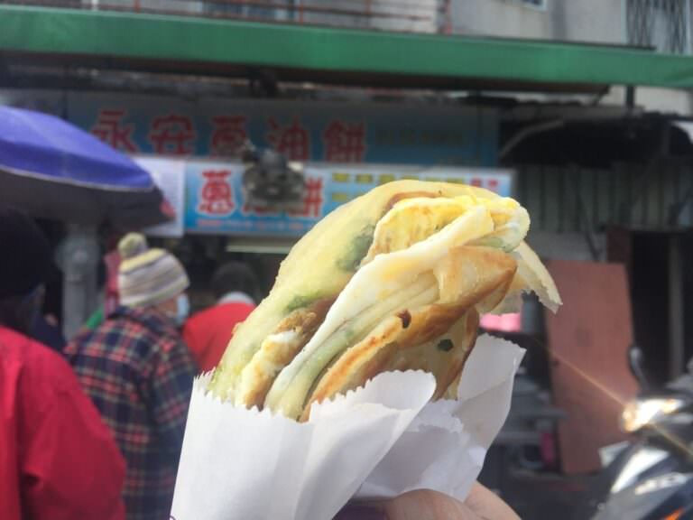 新北永和區。永安蔥油餅 || 智光黃昏市場內的人氣排隊蔥油餅 - 第4張圖