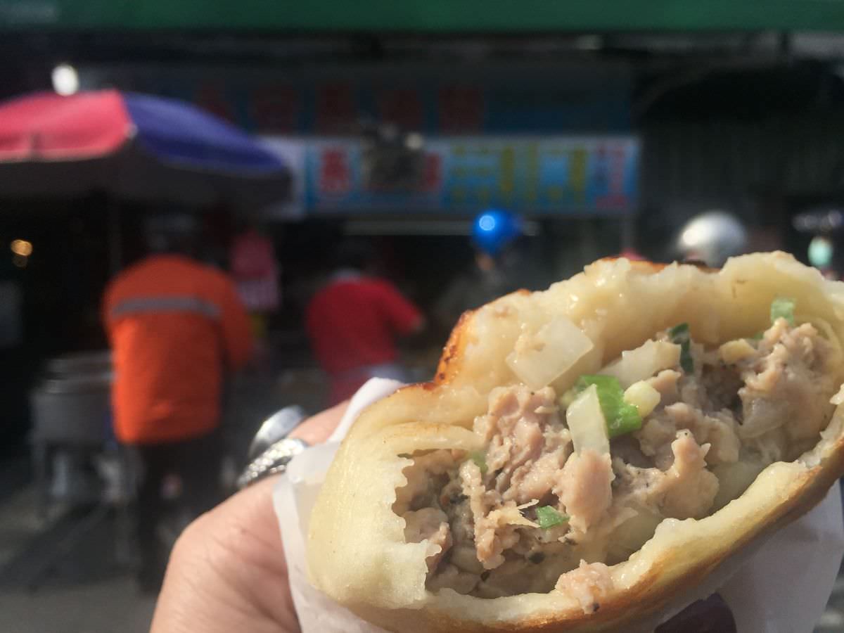 新北永和區。永安蔥油餅 || 智光黃昏市場內的人氣排隊蔥油餅 - 第6張圖