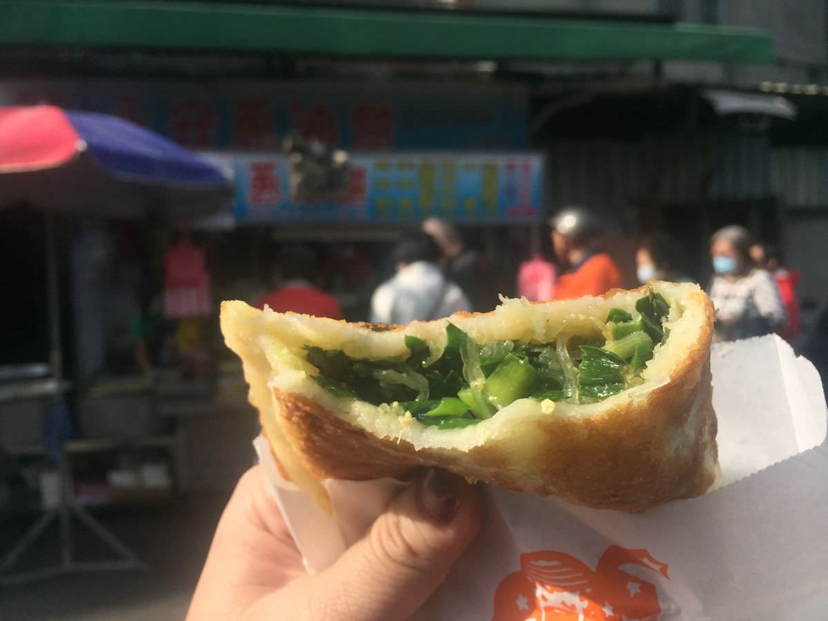新北永和區。永安蔥油餅 || 智光黃昏市場內的人氣排隊蔥油餅 - 第8張圖