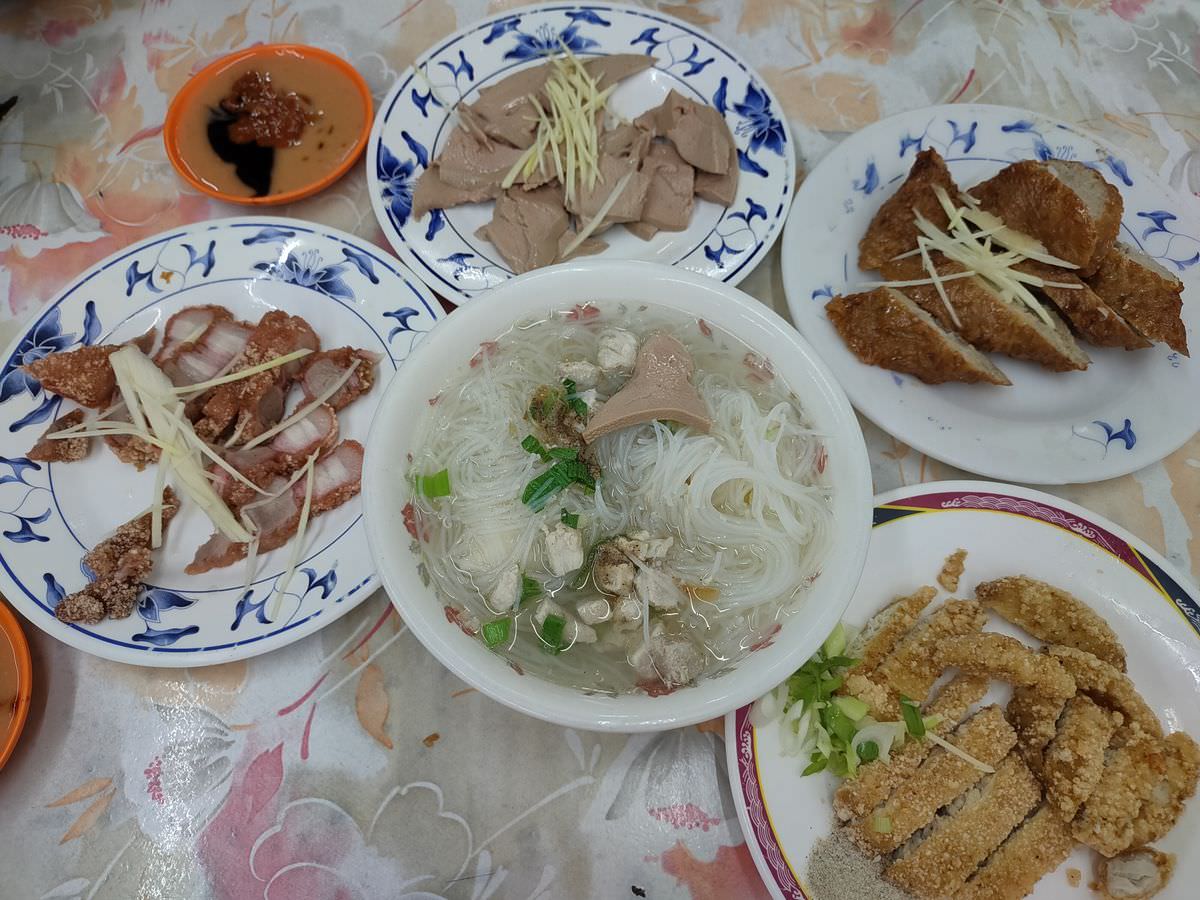 台北夜貓吃貨必訪!半夜肚子餓也有好選擇。5間台式深夜美食推薦。台北宵夜懶人包。最愛胖老闆誠意肉粥、好吃鹹水雞、旗魚新竹米粉 - 第5張圖