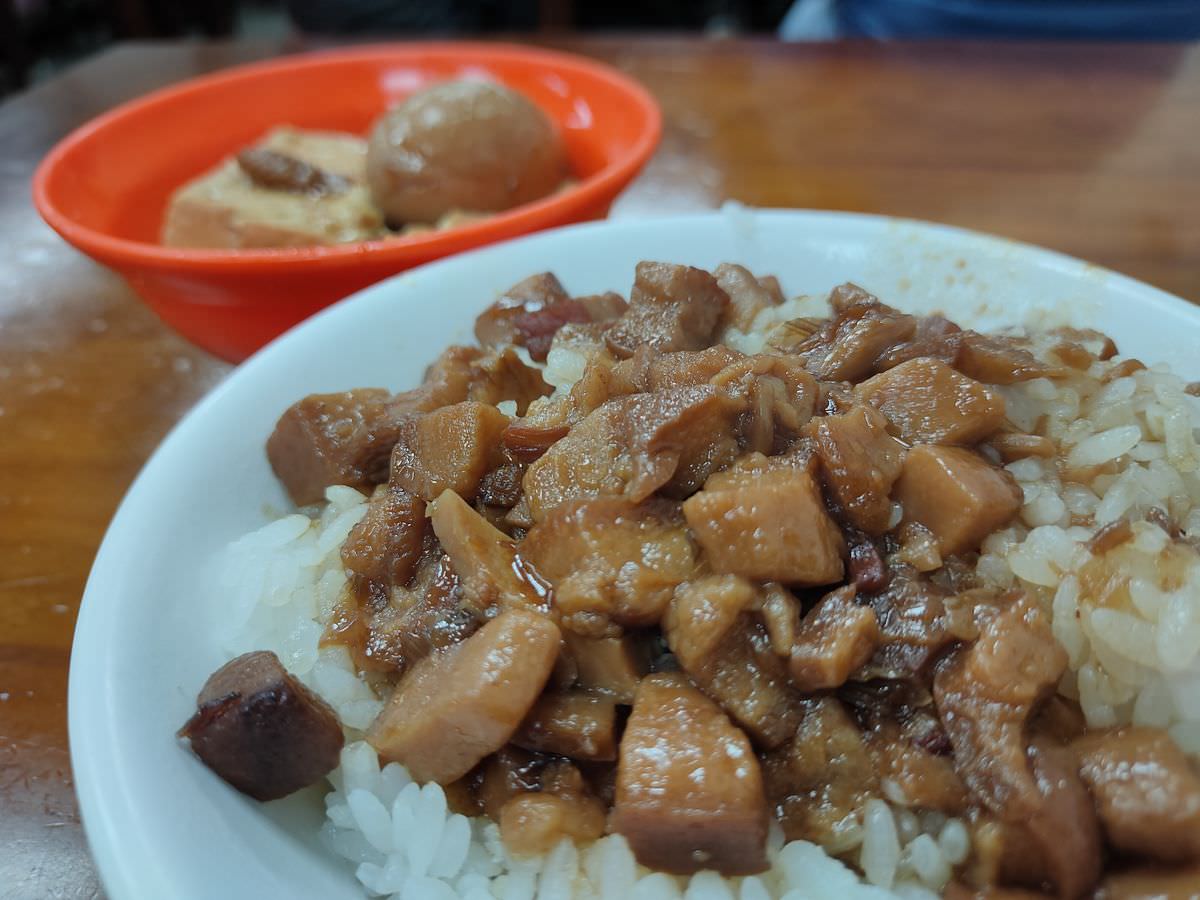 台北夜貓吃貨必訪!半夜肚子餓也有好選擇。5間台式深夜美食推薦。台北宵夜懶人包。最愛胖老闆誠意肉粥、好吃鹹水雞、旗魚新竹米粉 - 第8張圖