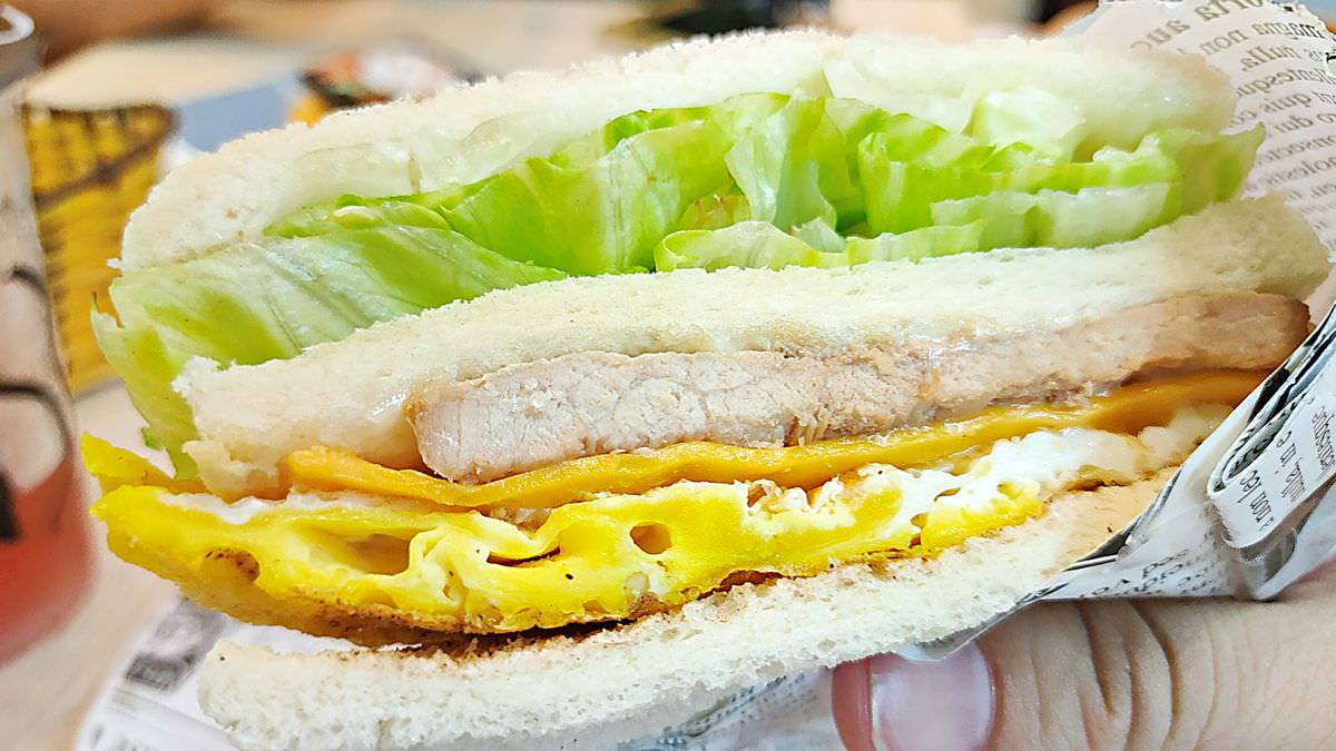 新北新莊區。6:35 Brunch || 早餐爽吃日式厚切炸豬排炒泡麵!!特製辣醬超正點 - 第11張圖