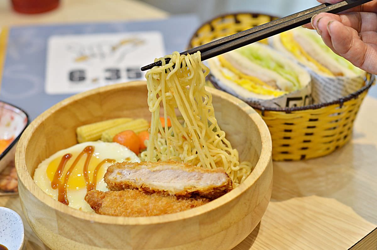 新北新莊區。6:35 Brunch || 早餐爽吃日式厚切炸豬排炒泡麵!!特製辣醬超正點 - 第6張圖