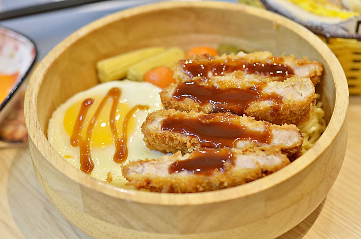 新北新莊區。6:35 Brunch || 早餐爽吃日式厚切炸豬排炒泡麵!!特製辣醬超正點 - 第5張圖