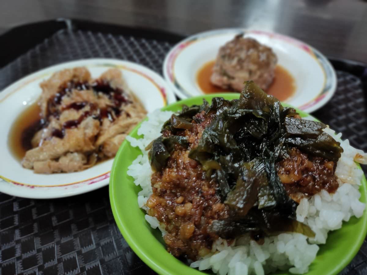台北大同區。鹿港魯肉飯(鹿港滷肉飯) || 酸菜滷肉飯鹹香美味,迪化街大稻埕在地50年老店 - 第4張圖