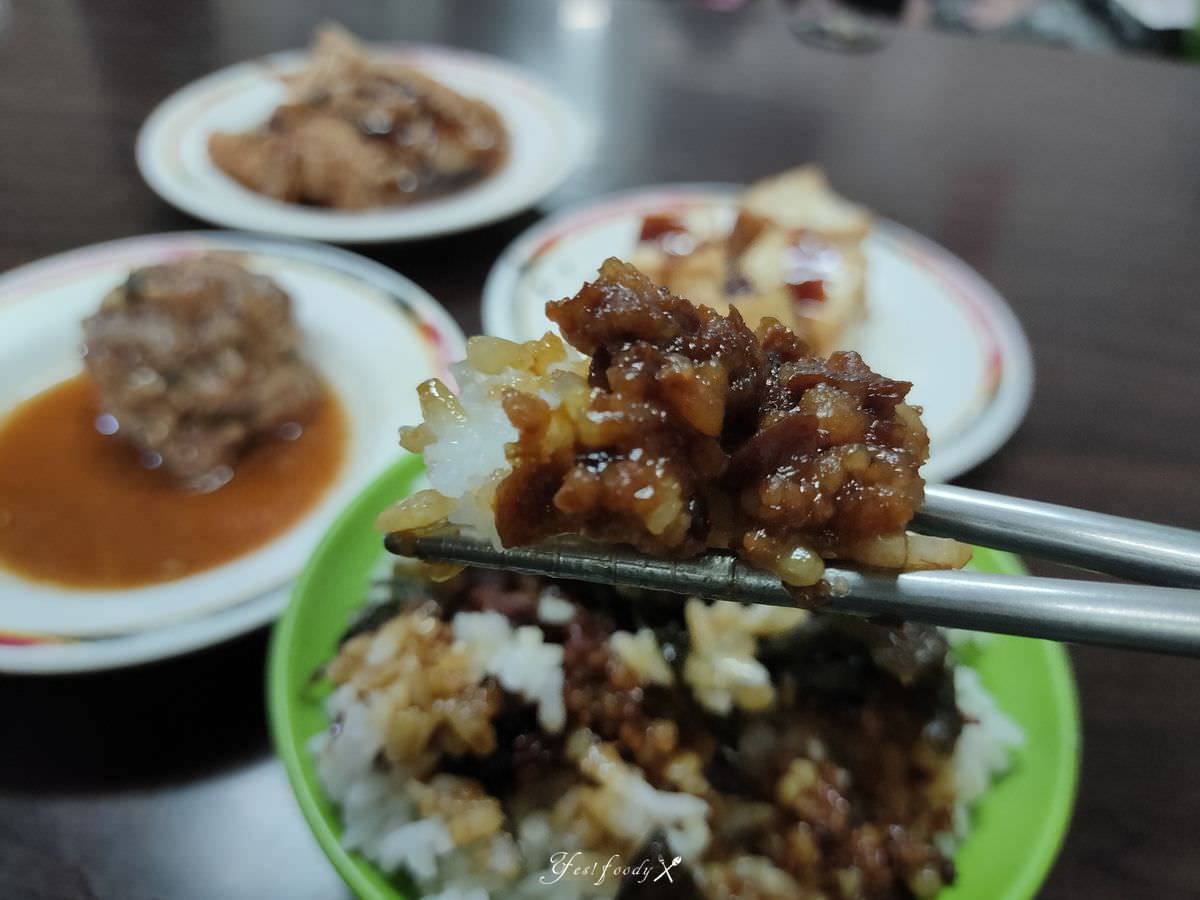 台北大同區。鹿港魯肉飯(鹿港滷肉飯) || 酸菜滷肉飯鹹香美味,迪化街大稻埕在地50年老店 - 第5張圖