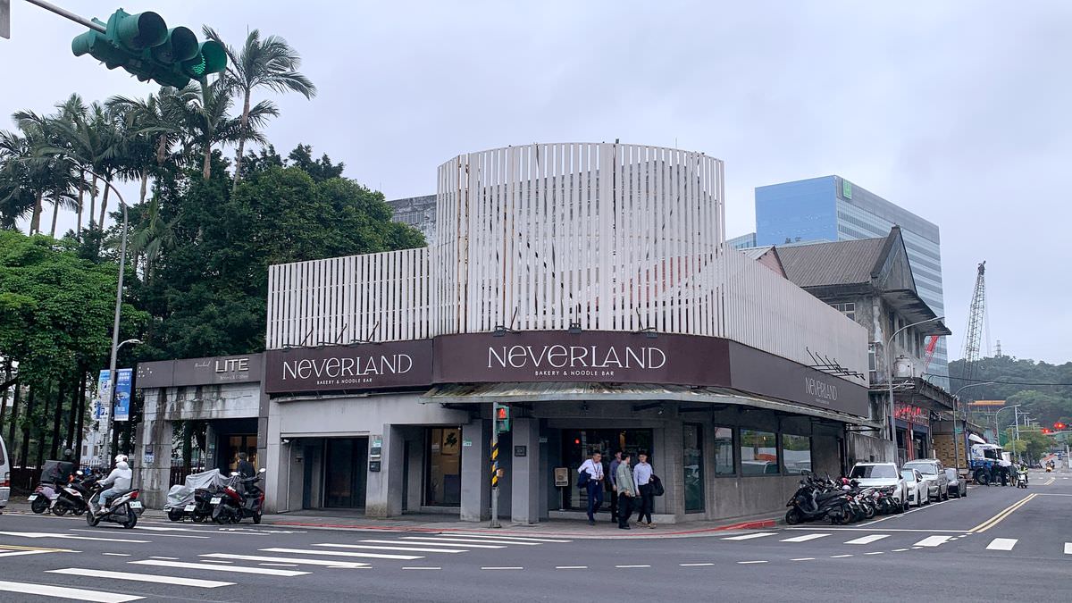 台北市南港區。Neverland Noodle Bar牛肉麵 || 手臂長浮誇牛小排牛肉麵超吸晴,南港必吃牛肉麵推薦 - 第1張圖