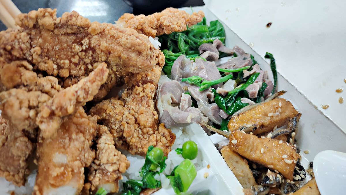 台北市中正區。巧福便當 || 超人氣的小雞飯,你吃過沒?每到用餐時間就排成人龍,供應吃貨們18款平價又美味便當。 - 第8張圖