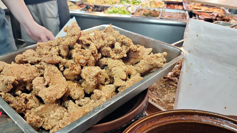 台北市中正區。巧福便當 || 超人氣的小雞飯,你吃過沒?每到用餐時間就排成人龍,供應吃貨們18款平價又美味便當。 - 第5張圖