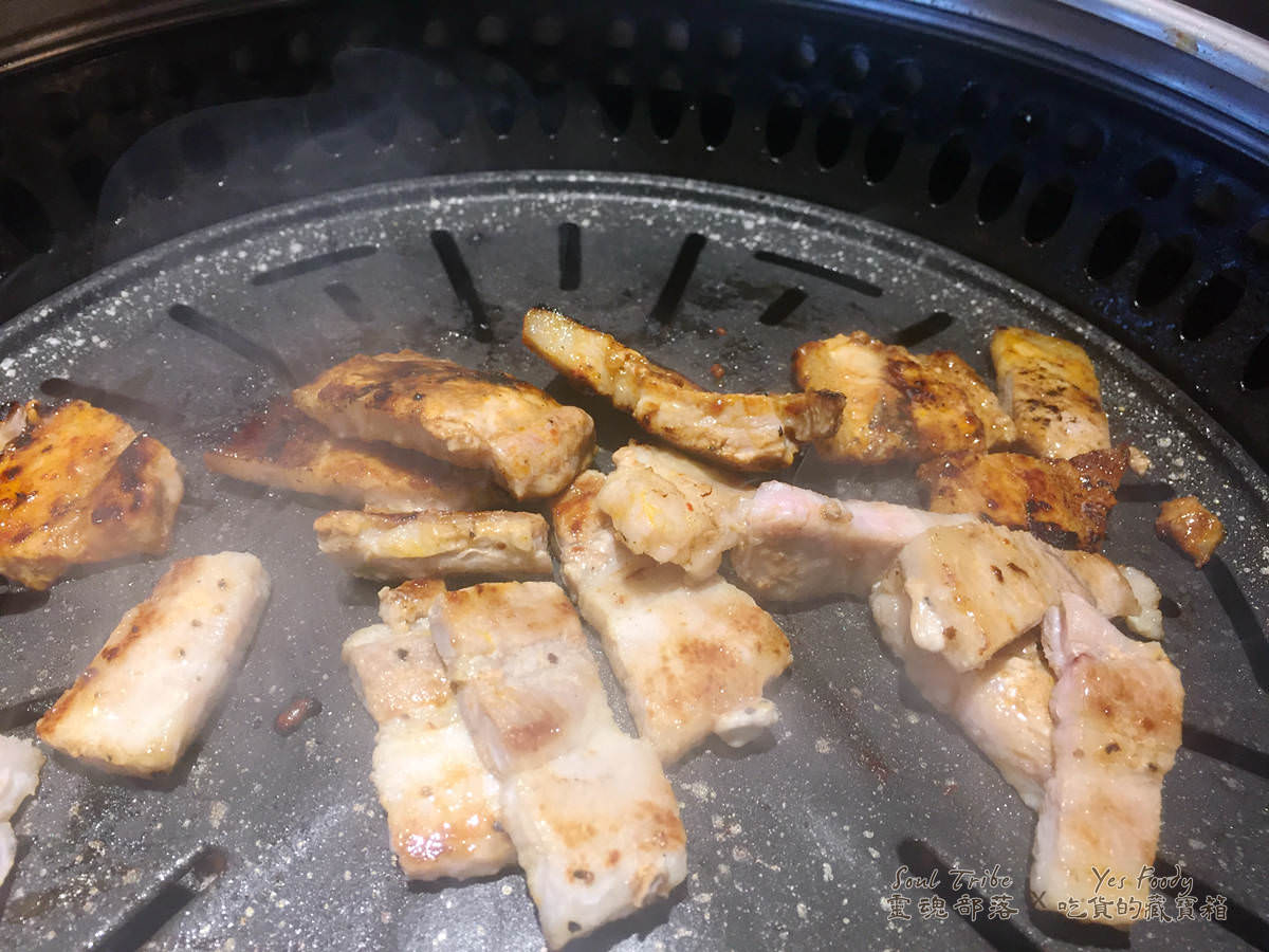 新北新店區。碧潭廣場阿豬媽韓式烤肉吃到飽 || 肥美五花肉烤到吱吱作響香氣四溢 - 第9張圖